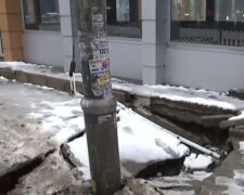 У Києві почав провалюватись асфальт. Фото: скріншот YouTube-відео