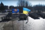 Защитники с флагом Украины. Фото: YouTube, скрин