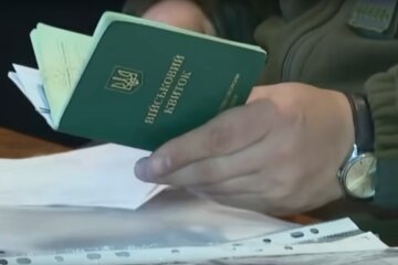 Военный билет. Фото: скриншот YouTube-видео