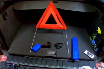 Знак аварійної зупинки. Фото: скріншот Youtube-відео