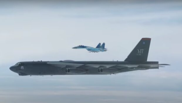 Американские стратегические бомбардировщики В-52Н снова в украинском небе. Фото: скриншот видео