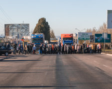 Новые тарифы на отопление: в Украине уже начались бунты, люди даже под колеса бросаются