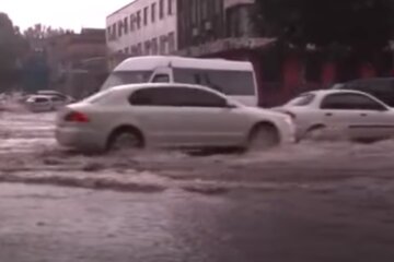 Украинский город уходит под воду, маршрутки поплыли, люди по пояс в воде