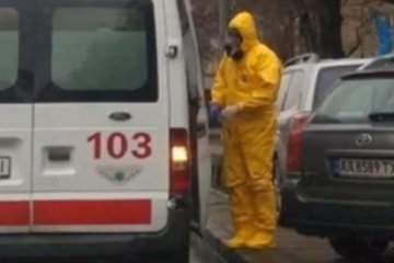 Мужчина в защитном костюме, фото: Скриншот YouTube