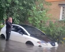 Автомобіль після зливи. Фото: скріншот YouTube-відео