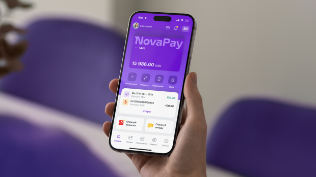 Логотип NovaPay на тлі банківського відділення