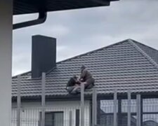 На Волині ТЦК вдерлися на приватну територію та скинули чоловіка з даху. Фото: Telegram