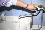 "Нас тримають за худобу!": киянам у пекельну спеку відключили холодну воду