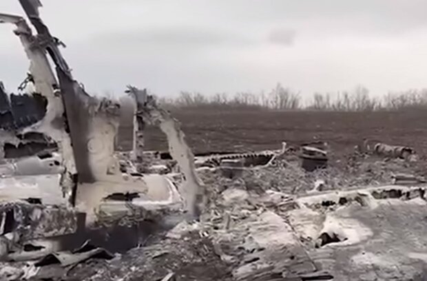 Уламки від літака рф Су-25. Фото: скріншот YouTube-відео