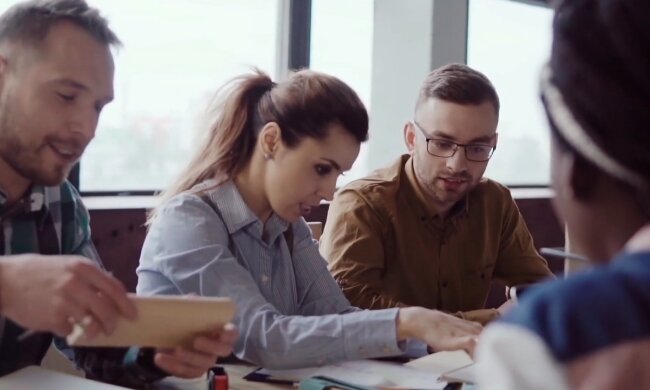 Люди. Фото: YouTube, скрін