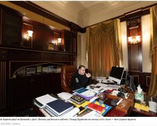 Кирилл Буданов с красным блокнотом со списком