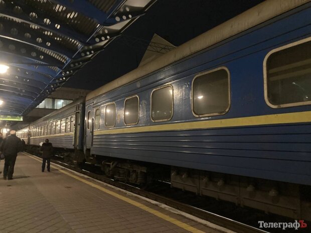 Поїзд Укрзалізниці на станції