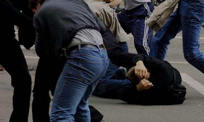 Хватило одного только ее фото: безобидный снимок девушки спровоцировал массовое избиение иностранцев. Видео