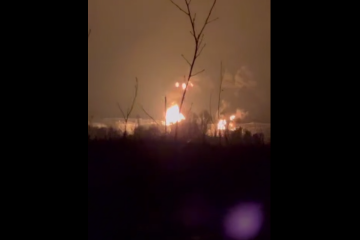 Дрони купчасто вдарили по рф: горить НПЗ і Тамбовський пороховий завод - відео та подробиці