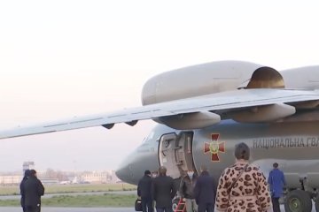 Спецборт с гуманитарной помощью. Фото: youtube