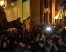 "Ні кроку назад!": под офисом Зеленского собрались протестующие, их требования