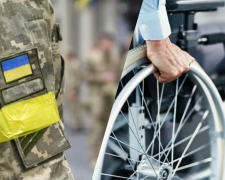 Військовий квиток та медичні документи на столі