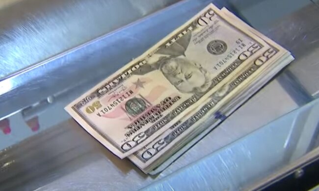 Долари. Фото: скріншот YouTube-відео