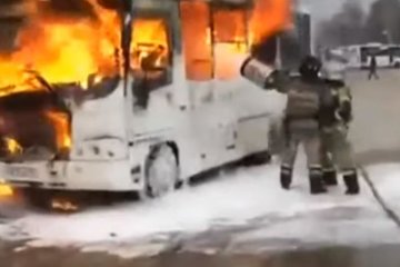 В Киеве на ходу загорелся пассажирский автобус. Фото: скрин youtube