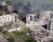 Зруйновані будинки у Лисичанську. Фото: скріншот YouTube-відео
