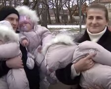 Родители с тройней в Украине. Фото: скриншот YouTube-видео