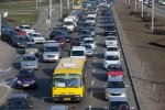 В первый день послабления Киев сковали пробки: проехать невозможно, на остановках толпы