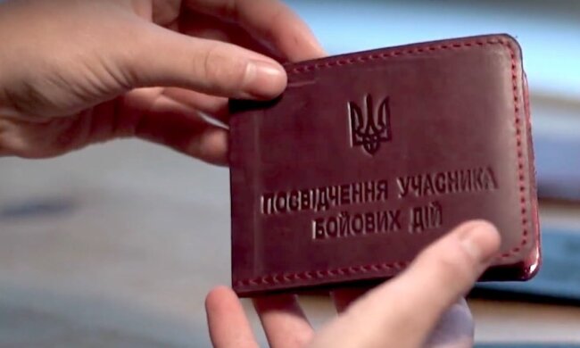 Посвідчення учасника бойових дій. Фото: YouTube, скрін