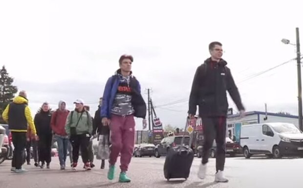 Студенти на кордоні. Фото: скріншот YouTube-відео