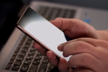 Смартфон. Фото: скриншот YouTube-видео