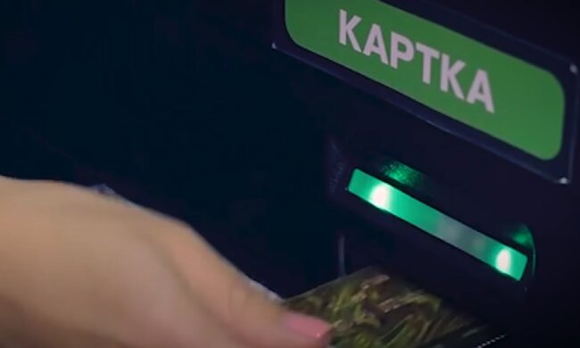 ПриватБанк нагадав, кому з клієнтів необхідно перевипустити картку. Фото: скрін YouTube