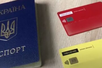 Банківська картка. Фото: скріншот YouTube-відео