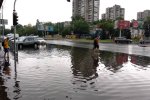 Первые фото урагана в Киеве: разбитые машины, поваленные деревья, улицы затоплены