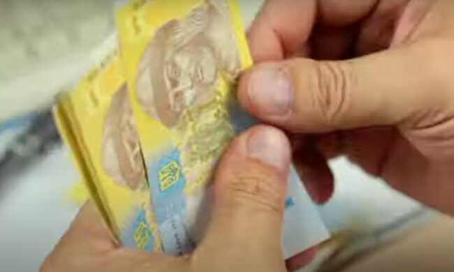 Кабмин увеличил зарплаты бюджетникам. Фото: скриншот видео