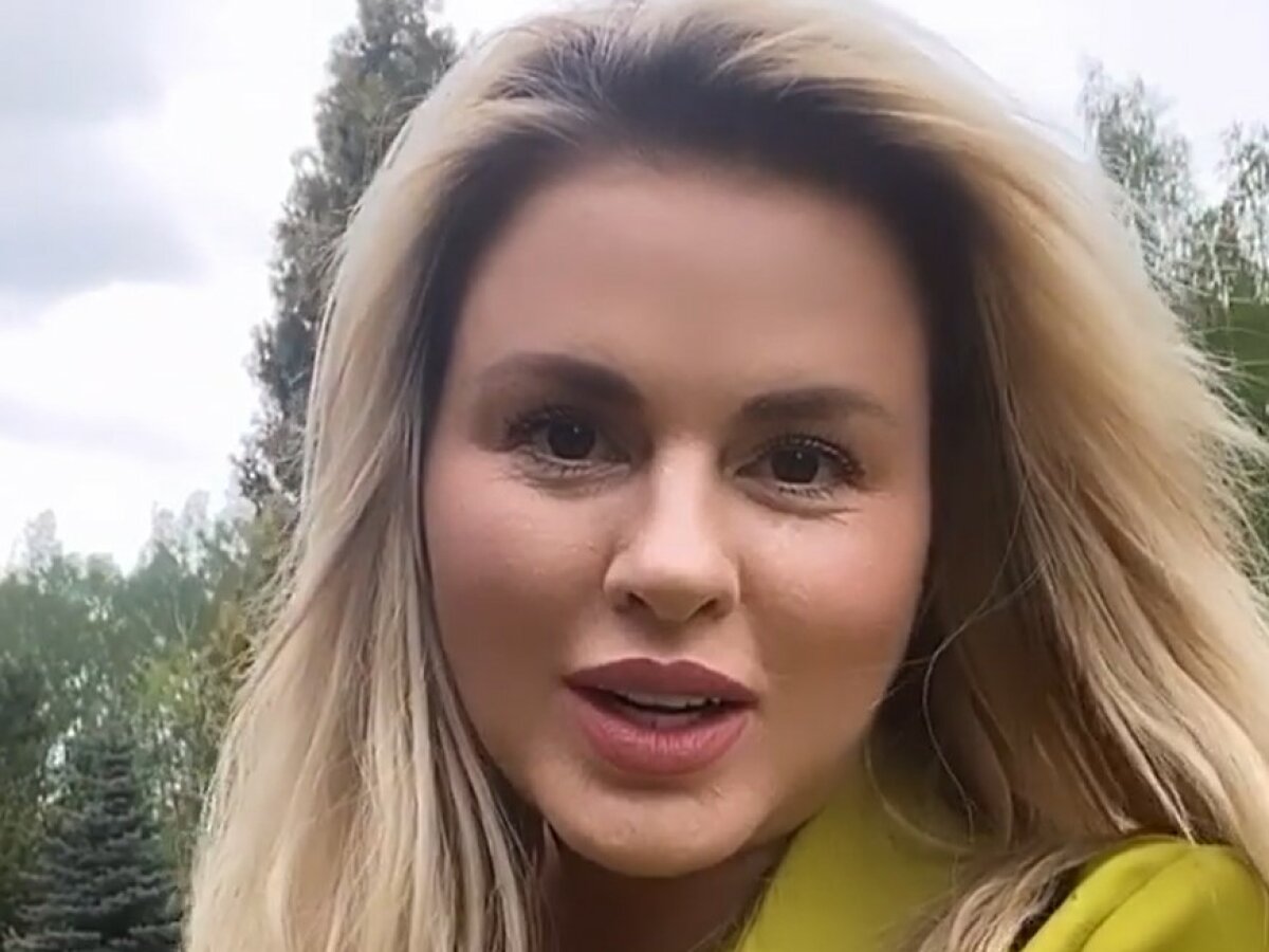 засветы semenovich " Анна Семенович засветила пышные формы в глубоком декольте