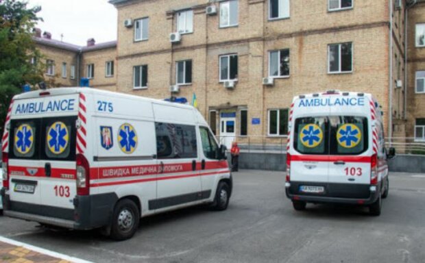Медики сбились с ног: киевлян в больницы увозят десятками, ситуация накаляется