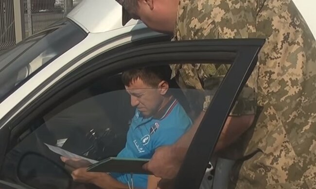 Вручення повістки. Фото: скріншот YouTube-відео