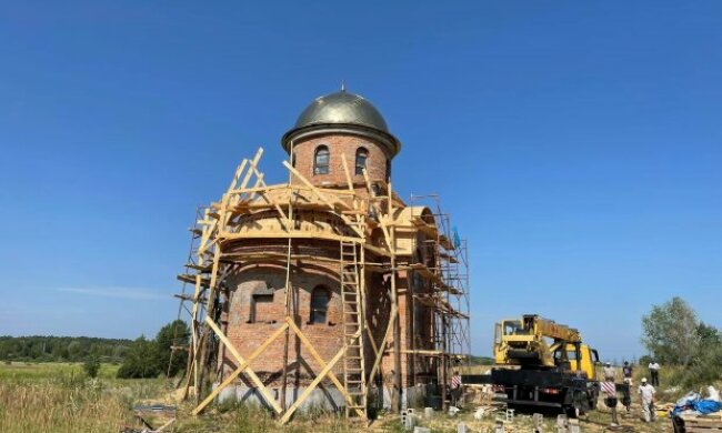 На Київщині у відроджуваному Межигірському монастирі УПЦ встановили купол