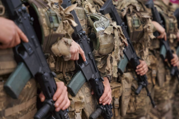 Українців забезпечать навчальною зброєю. Фото: Скріншот YouTube