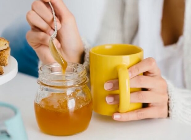Чай з медом. Фото: YouTube