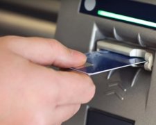 Во время эпидемии стоит оказаться от налички и банкоматов. Фото: скриншот YouTube