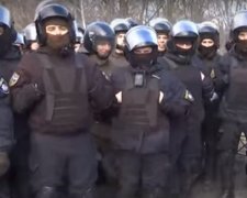Полицейские в Новых Санжарах, скриншот YouTube