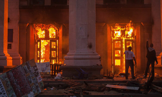 В Одессе на Куликовом поле начались драки во время чествования жертв 2 мая