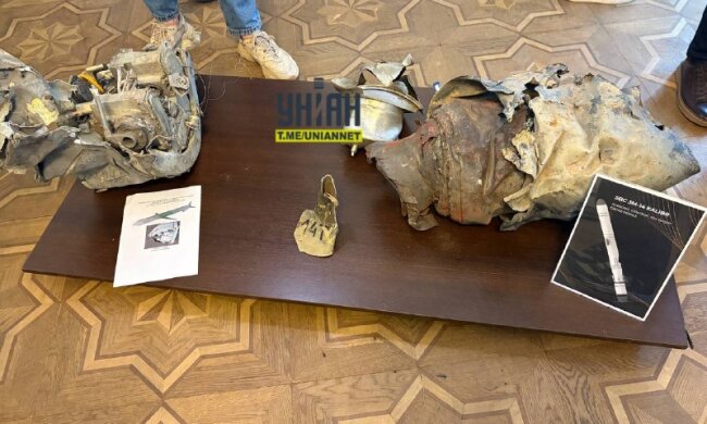 Уламки ракети «Орешник»: видно плати з іноземними компонентами