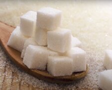 Готуйтеся розщедритися: українців попередили про подорожчання цукру – названо причину