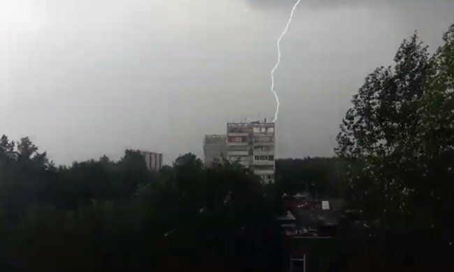 Дощ та гроза. Фото: скріншот YouTube-відео