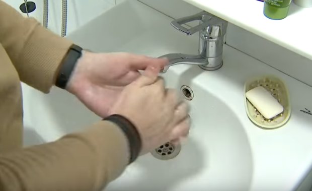 Руки нужно мыть дважды. Фото: youtube