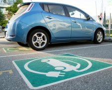 Водителей начнут штрафовать за парковку на местах для электромобилей