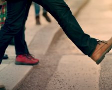 Ученые нашли связь между шириной шага и мужской потенцией. Фото: скриншот Youtube