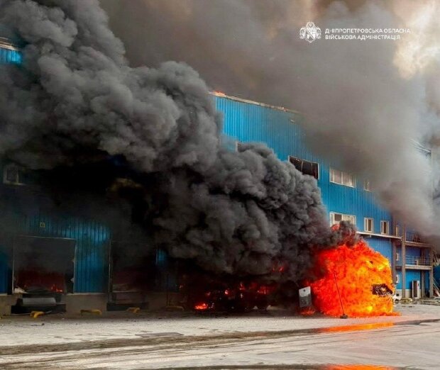 Пожежа на складі логістичної компанії в Дніпрі після удару рф, горять автівки
