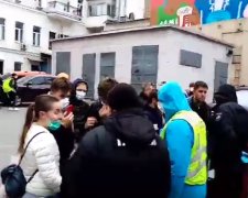 Эвакуированные туристы возле отеля "Казацкий". Фото: скриншот YouTube